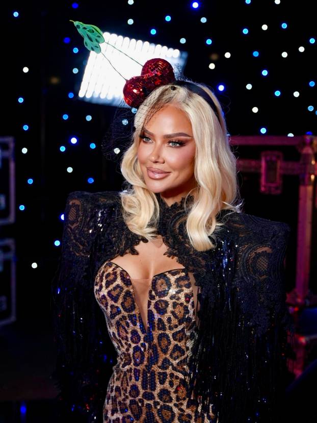 FOTO Maja Šuput u leopard kombinezonu naglasila vitku liniju, a na glavu stavila trešnje