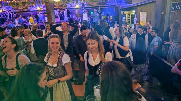 FOTO 24sata na Oktoberfestu:  Evo koliko košta krigla pive!