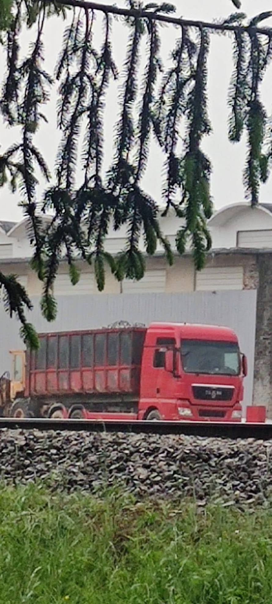 EKSKLUZIVNE SNIMKE: Opasni i plastični otpad bacali su i na gradsko odlagalište u Gospiću!