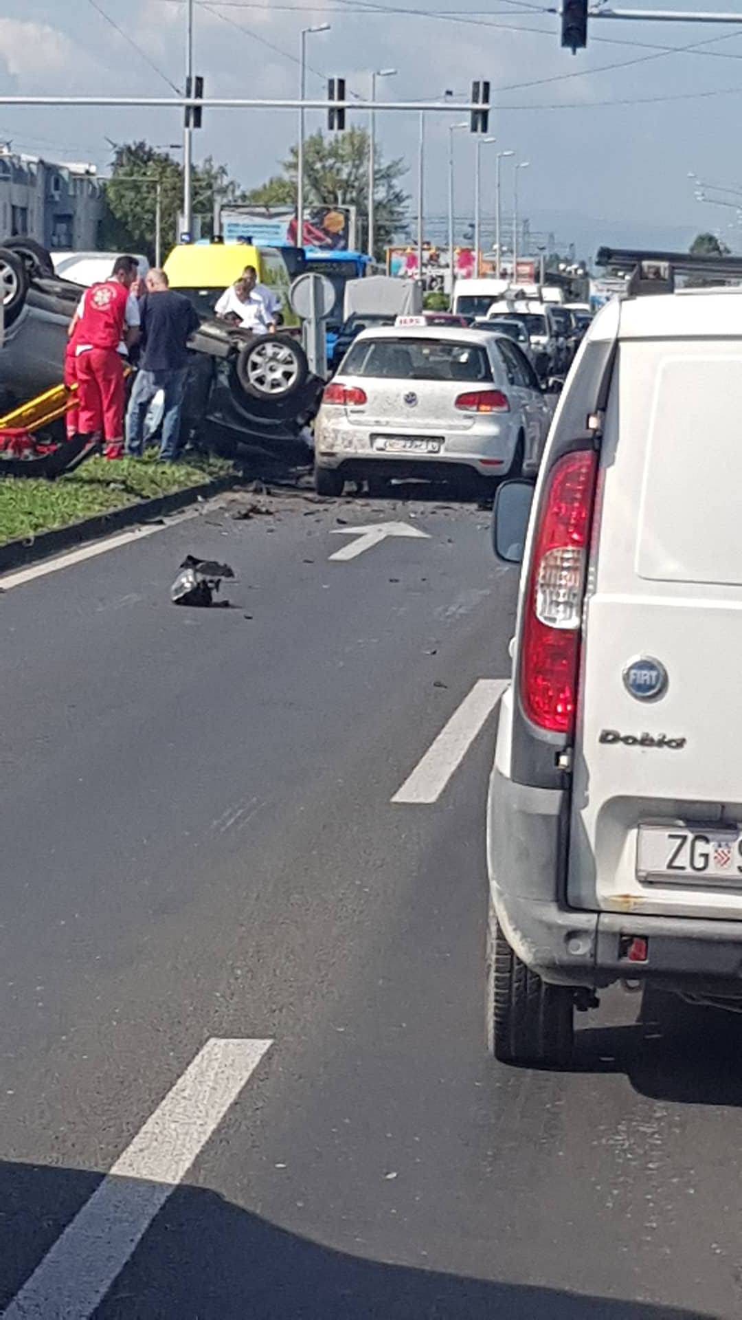 Auto planuo nakon frontalnog sudara, jedan završio u bolnici