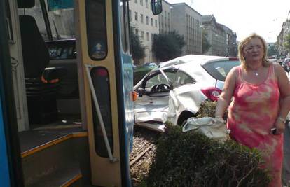 Zagreb: U sudaru tramvaja i Corse dvoje ozlijeđenih