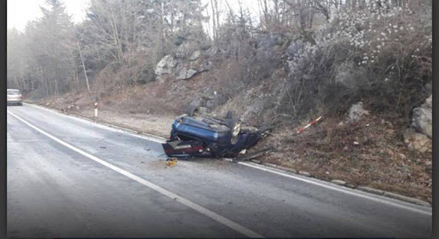 Auto sletio s ceste kod Ličkog Lešća: Poginuo je mladić (21)