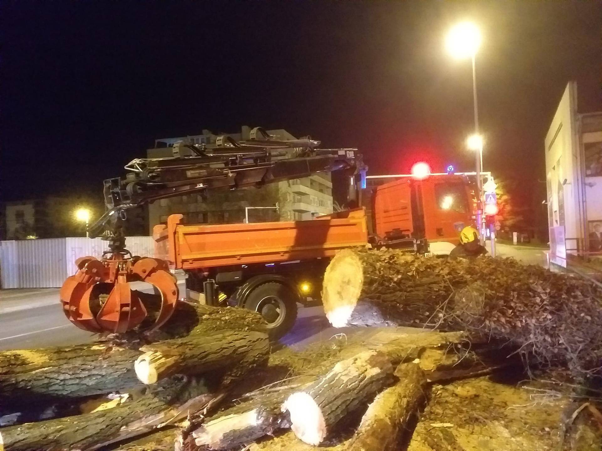 VIDEO Vjetar u Zagrebu srušio drvo od 30 metara u Selskoj! 'Vozili su po suprotnoj traci'