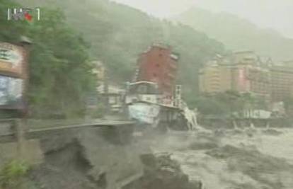 Bujice vode nakon tajfuna srušile su hotel na Tajvanu