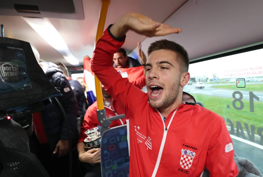 Pogledajte video iz busa: Čilić, Ćorić i društvo pili iz 'salatare