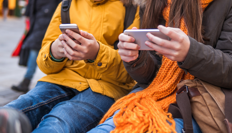 U Engleskoj planiraju zabraniti korištenje mobitela u školama: 'Odvraćaju pažnju od učenja...'