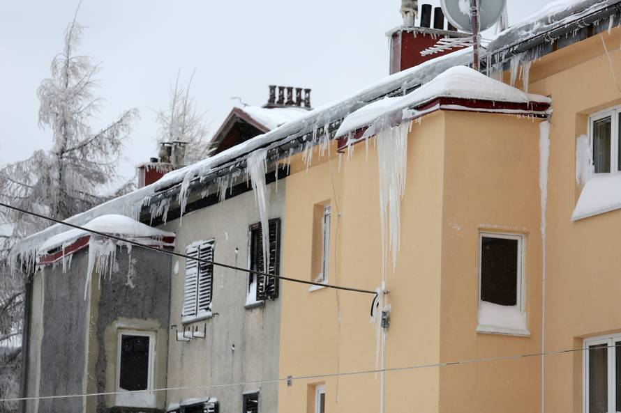 Zameteni u Delnicama: Nanosi snijega do balkona na 1. katu!