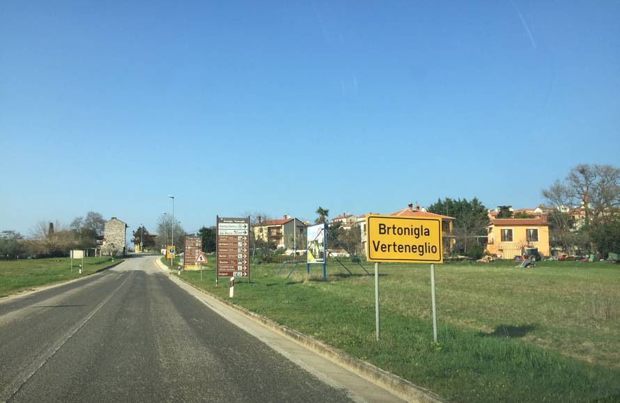 Brtonigla sablasno prazna, a ispred restorana gore lampioni