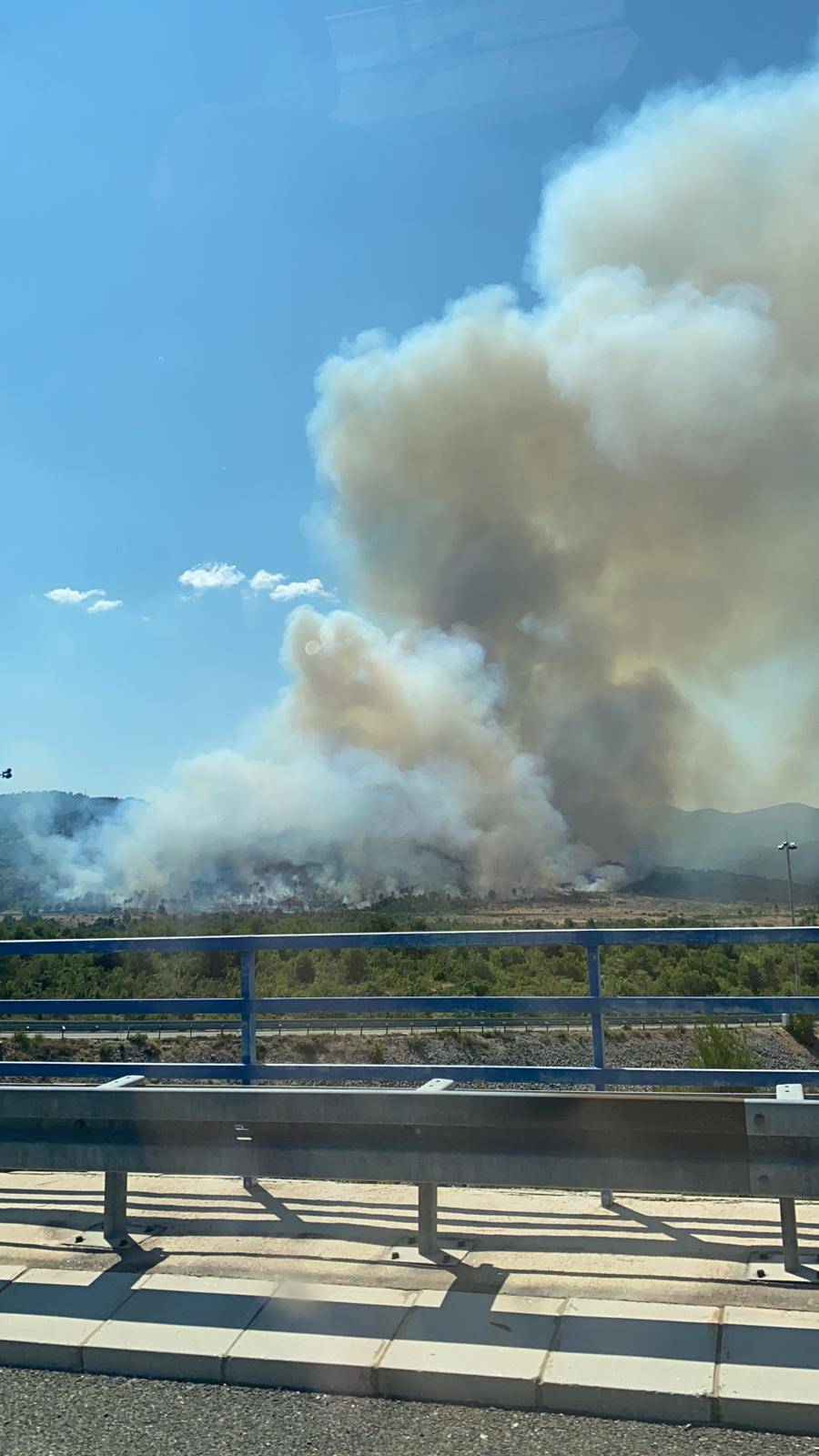 Vatrogasci i dalje pokušavaju obuzdati požar kod Vrpolja: Na teren je došao i vatrogasni vlak