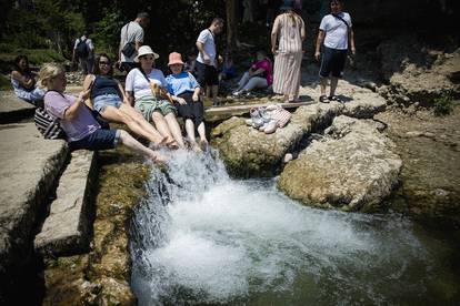 FOTO Brojni turisti rashladili se u Neretvi. U Mostaru i do 42°C