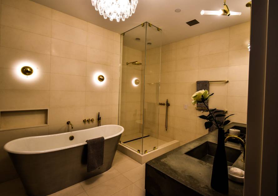 Bili smo u stanu Bowieja: Raj od 300 m2 krase cvjetne tapete, umjetnine, note i modri kauč