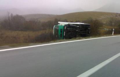 Vozač kamionom u zavoju sletio na travu i pobjegao