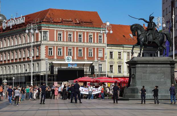 Zagreb: Protuprosvjed moliteljima krunice na Trgu bana Jelačića