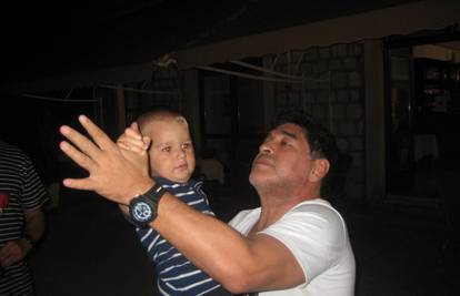 Smekšao se: Maradona se više ne tuče, pleše tango s djecom