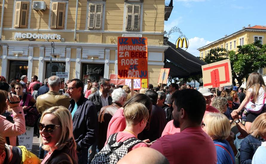 Prosvjednici pokušali zastaviti Hod za život, odvela ih policija