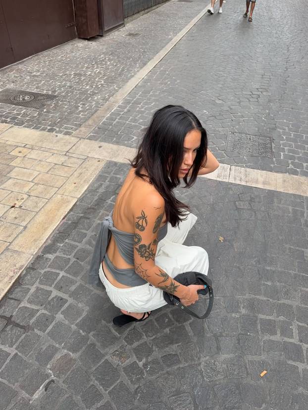 FOTO Sve nosi bez grudnjaka! Australka Eliza je cijela prirodna, kaže da voli slobodu