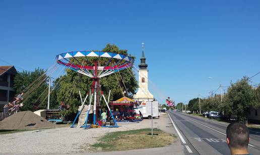 Nek' je veselo: Opasni vrtuljak vrtio djecu iznad jurećih vozila