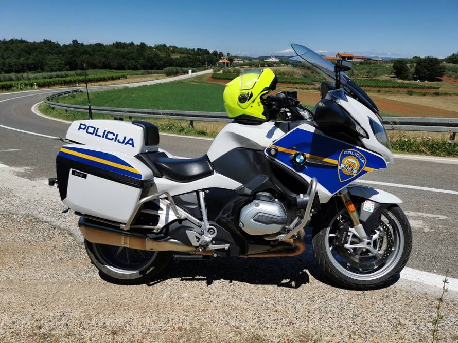 Jurio, pa sletio s kolnika, udario u stablo i ispao iz automobila