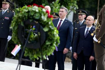 Zagreb: Andrej Plenković i suradnici  položili vijence na Mirogoju povodom dana Hrvatske vojske