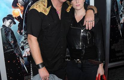 Glazbenik Josh Homme skoro umro kad su mu operirali nogu