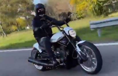 Pravila nisu ista za sve: Zlatan na trening putuje motociklom