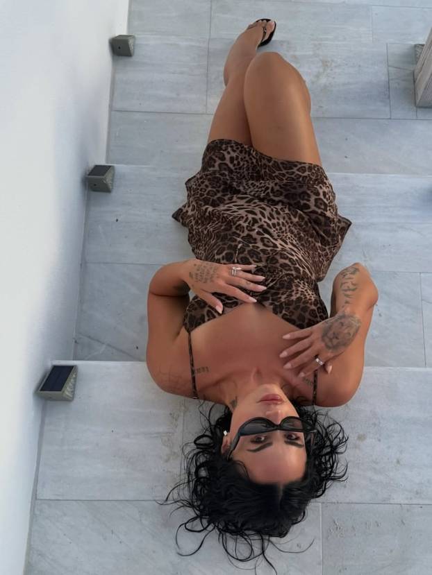 FOTO Demi Lovato za rođendan pozirala u tangicama! Pijesak nije uspio prekriti bujnu guzu