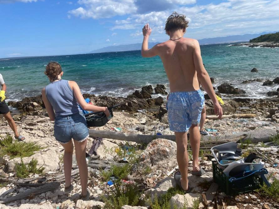 Belgijci čistili na otoku Molatu: Pridružili su se zadarskim izviđačima u ekološkoj akciji