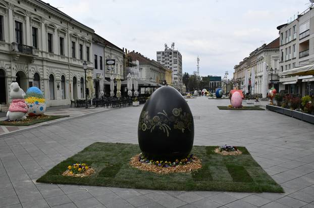 Slavonski Brod: Središnji gradski trg ukrašen velikim pisanicama