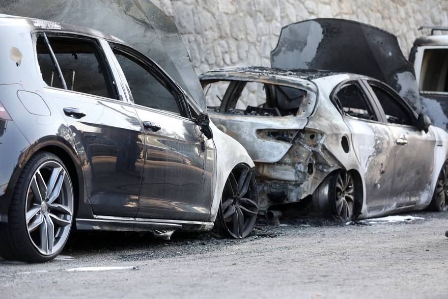 U Rijeci sinoć gorjelo šest automobila, očevid je u tijeku