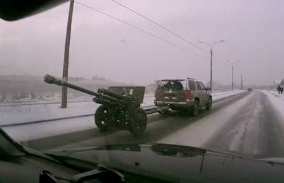 Samo još jedan dan na ruskim cestama: Na auto zakačio top