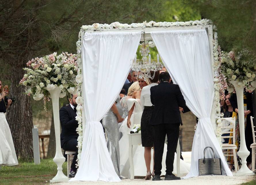 Udala se Maja: Majka ju pratila do Nenada, haljinu radio Mačak