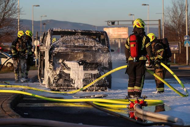 Zagreb: Požar kombi vozila na  Aveniji Većeslava Holjevca