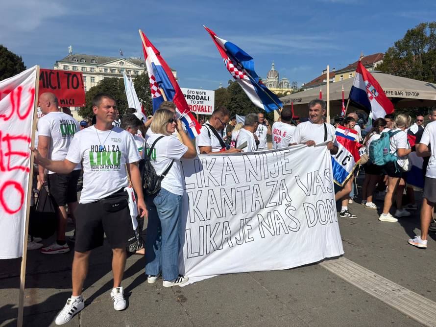 Ličani ispratili buseve koji voze u Zagreb na prosvjed bakljadom