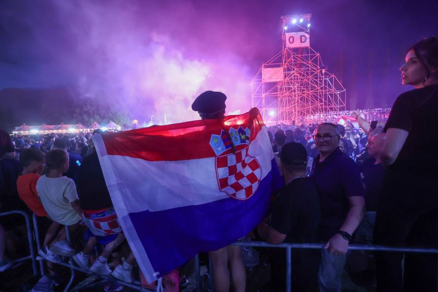 Obožavatelji na velikom koncertu Marka Perkovića Thompsona u Sinju