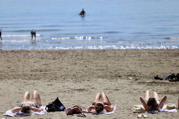 Split: Sunčanje na Bačvicama