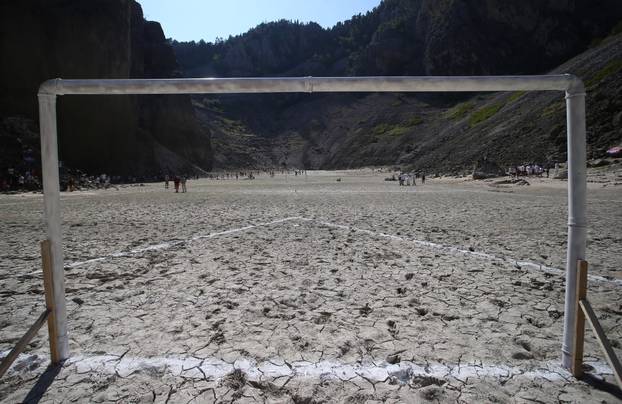 ARHIVA: Utakmica na dnu isušenog Modrog jezera koje danas doseže rekordan vodostaj