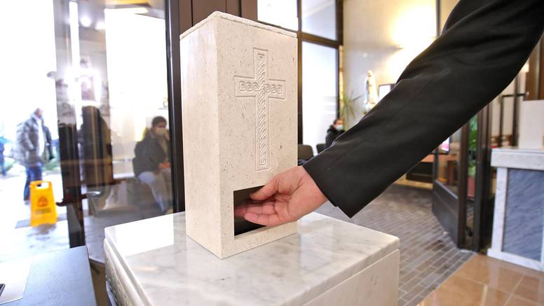 Sveta voda na senzor oduševila vjernike u zagrebačkoj crkvi