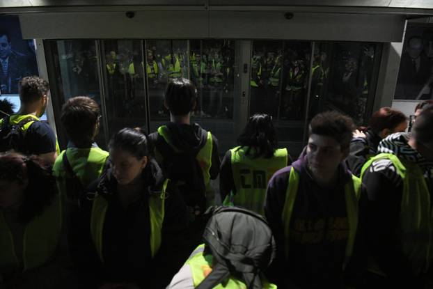 FOTO Studenti blokirali zgradu RTS-a u Srbiji, policija ih je tjerala i udarala pendrecima