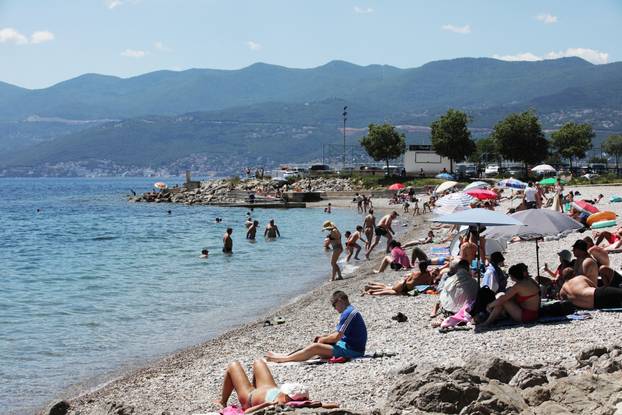 Rijeka: Kupači na gradskoj plaži na Kantridi.