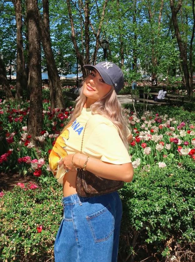 Bez filtera i srama: Ova influencerica pokazuje sve, a fanovi je zbog toga obožavaju!