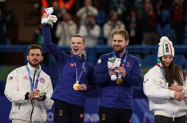 FOTO Slovenci prvi u skijaškim skokovima, brat i sestra osvojili zlato u curlingu, Shiffrin druga