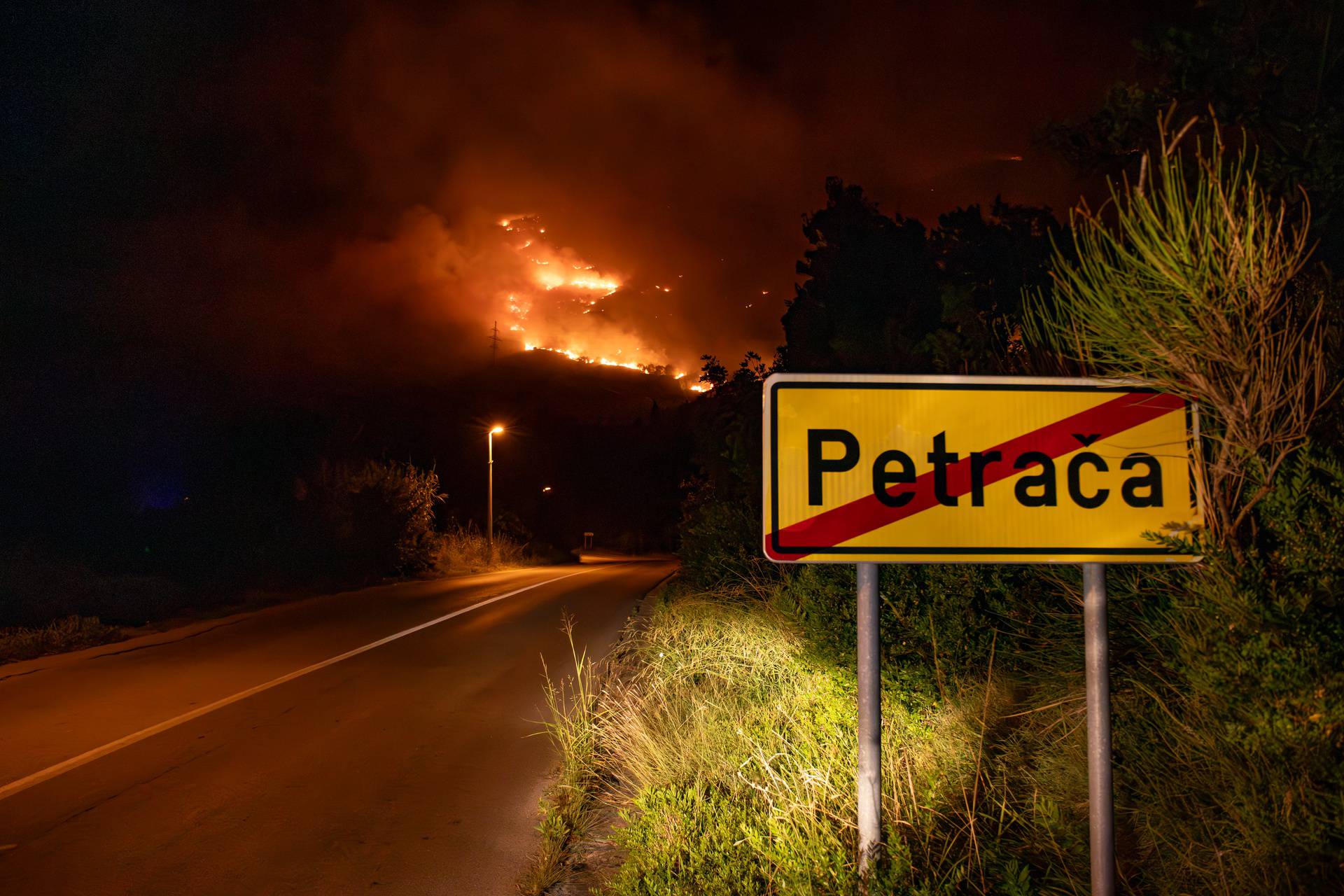 Širi se požar na području Župe dubrovačke, orkansko jugo otežava situaciju