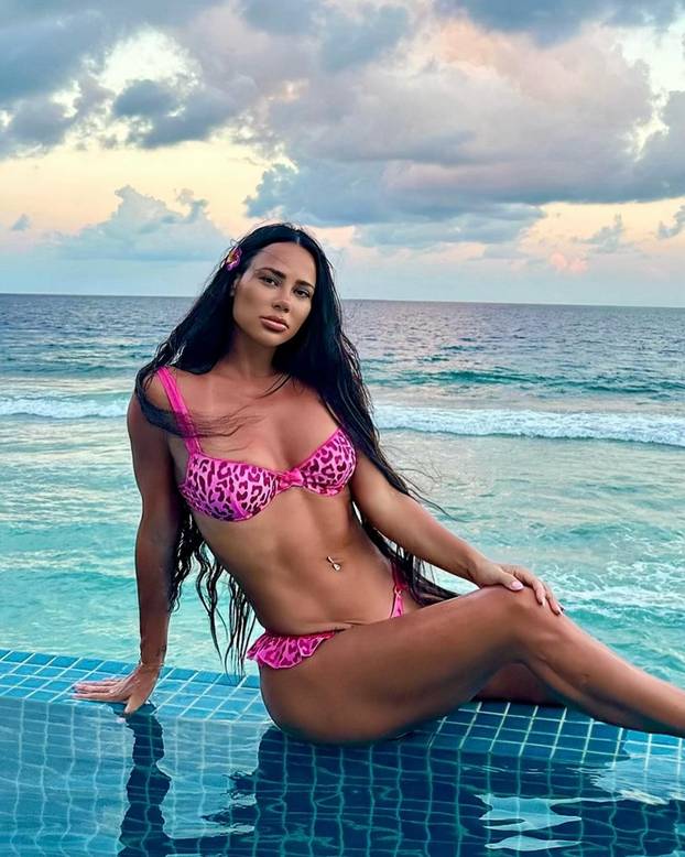 FOTO Zanosna crnka osvojila je splitsku publiku. Svi su gledali u njezinu žutu haljinu i trbušnjake