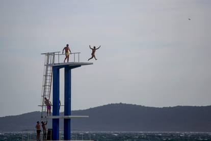 FOTO U Zadru sezona još traje! Turisti se zabavljali skokovima u more unatoč jakom jugu