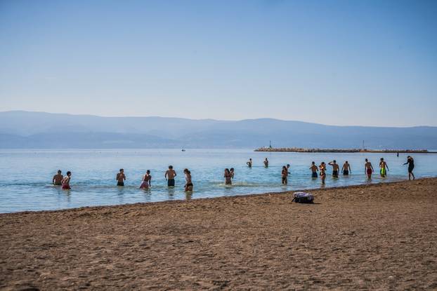 Omiš: Ljetni ugođaj na gradskoj plaži