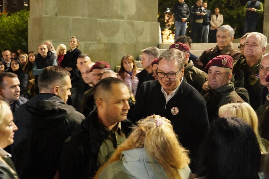 Beograd: Vučić došao ispred Narodne skupštine i pružio podršku "junaku iz Ćacilenda"
