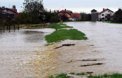 Zbog vode zatvorili cestu za Požegu, poplavljena i imanja 