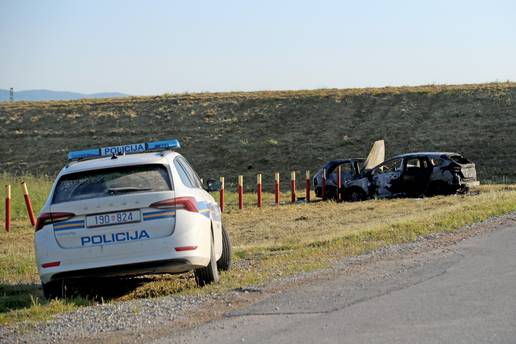Banda s nasipa opet napala: Pratili su par u autu, oba vozila su udarila u stupiće i zapalila se