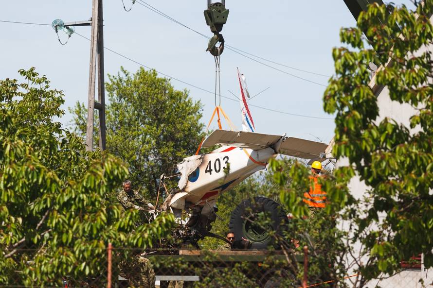 Biljane Donje: Vojskao dvezla vojni avion u bazu