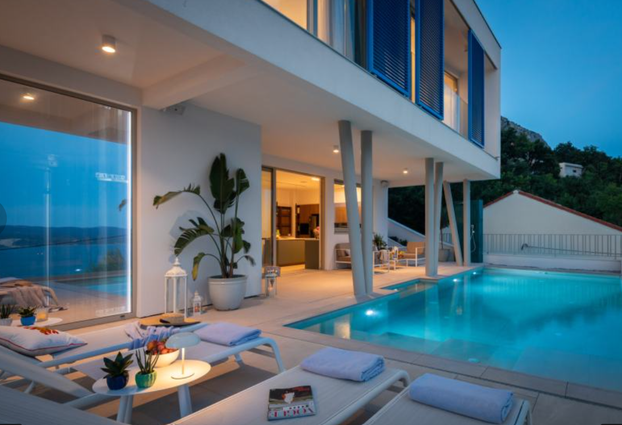 FOTO Luksuz na razini: Nova i moderna vila s infinity bazenom mami poglede u Omišu